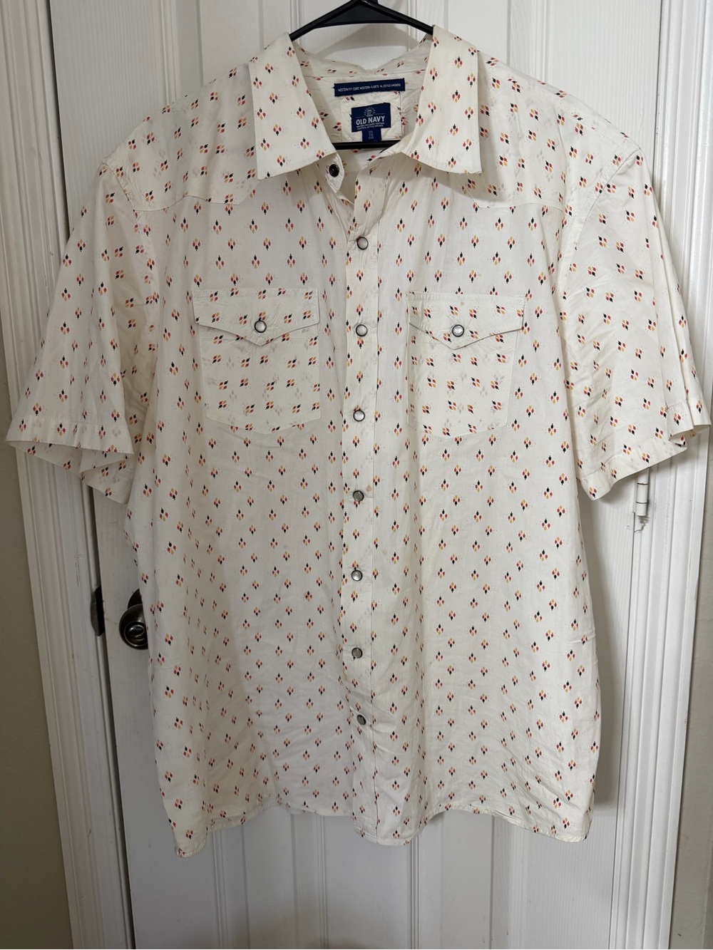 Old Navy Cream Short-Sleeve Button-Up Shirt with Red Pattern